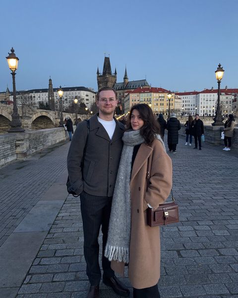 Paar auf der Karlsbrücke in Prag zur blauen Stunde
